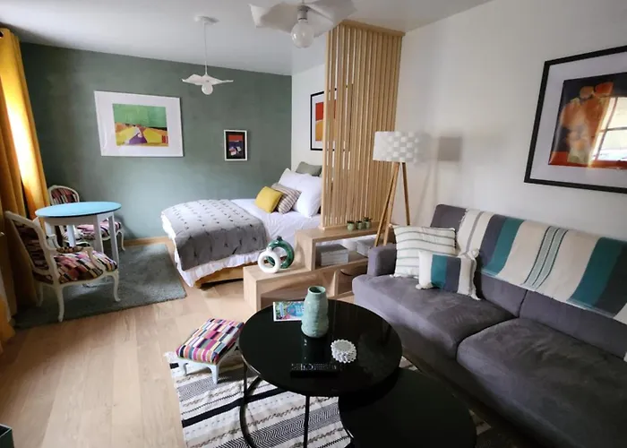 Le Domaine De Bachmay 게스트하우스 라발