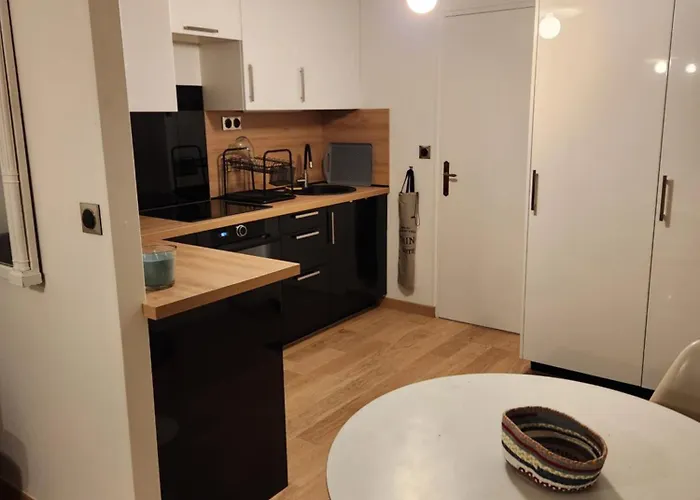 Le Domaine De Bachmay 게스트하우스 라발